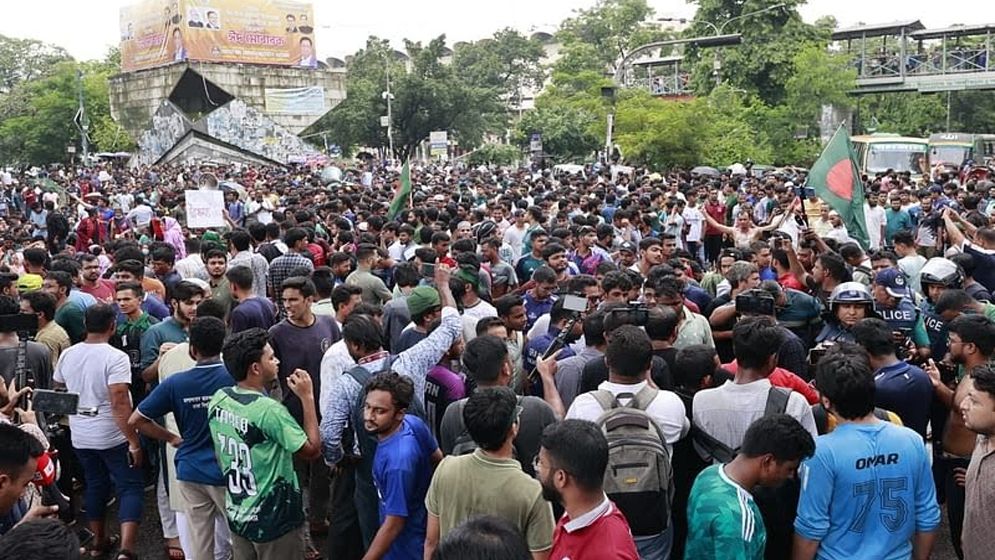 বৃষ্টিকে উপেক্ষা করেই শাহবাগ অবরোধ