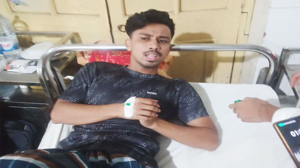 শহীদুল্লাহ হলের সামনে গুলিবিদ্ধ নিউমার্কেট থানা ছাত্রলীগ নেতা