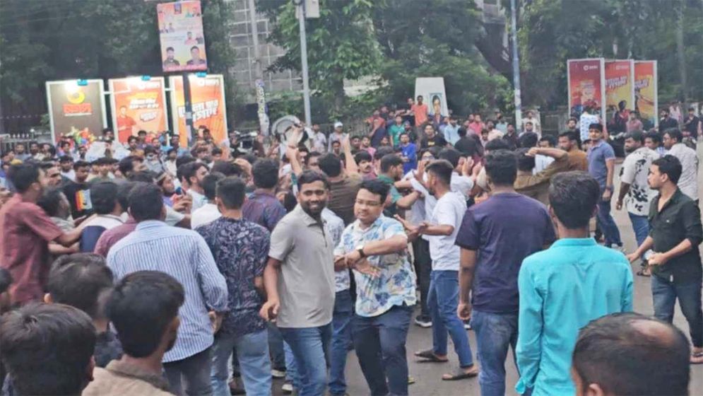 টিএসসিতে ছাত্রলীগের সমাবেশে দুই গ্রুপের মারামারি 