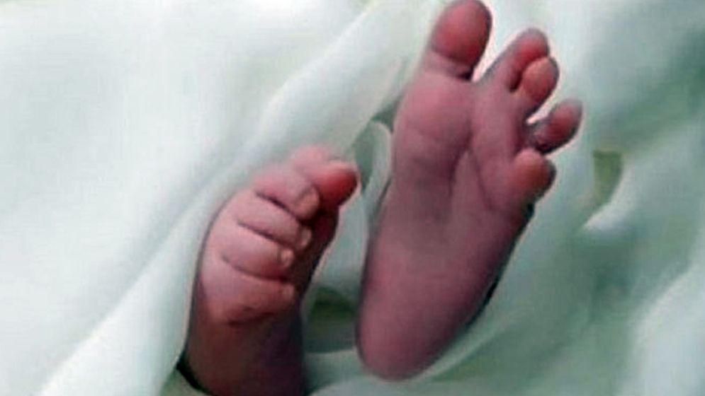 ১৫ দিনের মেয়ে শিশুকে জীবন্ত দাফন করলেন বাবা