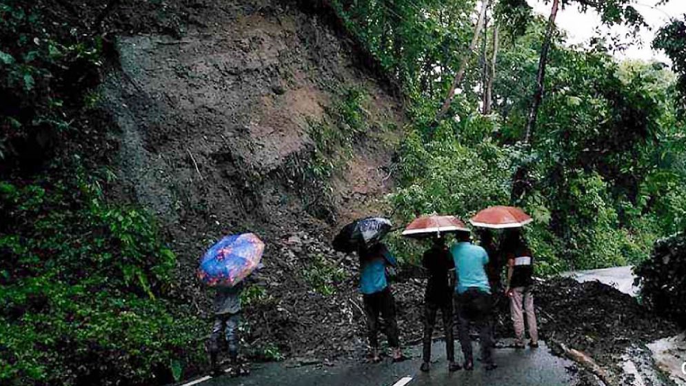 আলুটিলায় পাহাড় ধসে যোগাযোগ বিচ্ছিন্ন