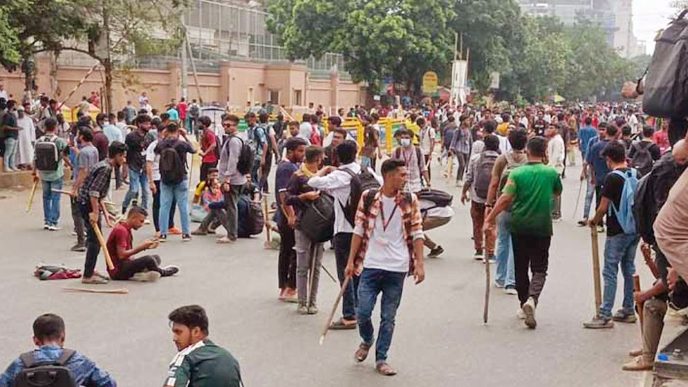 নতুনবাজারে শিক্ষার্থীদের সঙ্গে ছাত্রলীগের ধাওয়া-পাল্টা ধাওয়া