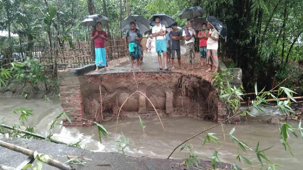 উজান ঢলে ডুবছে জনপদ, আতঙ্কে নিম্নাঞ্চলের মানুষ