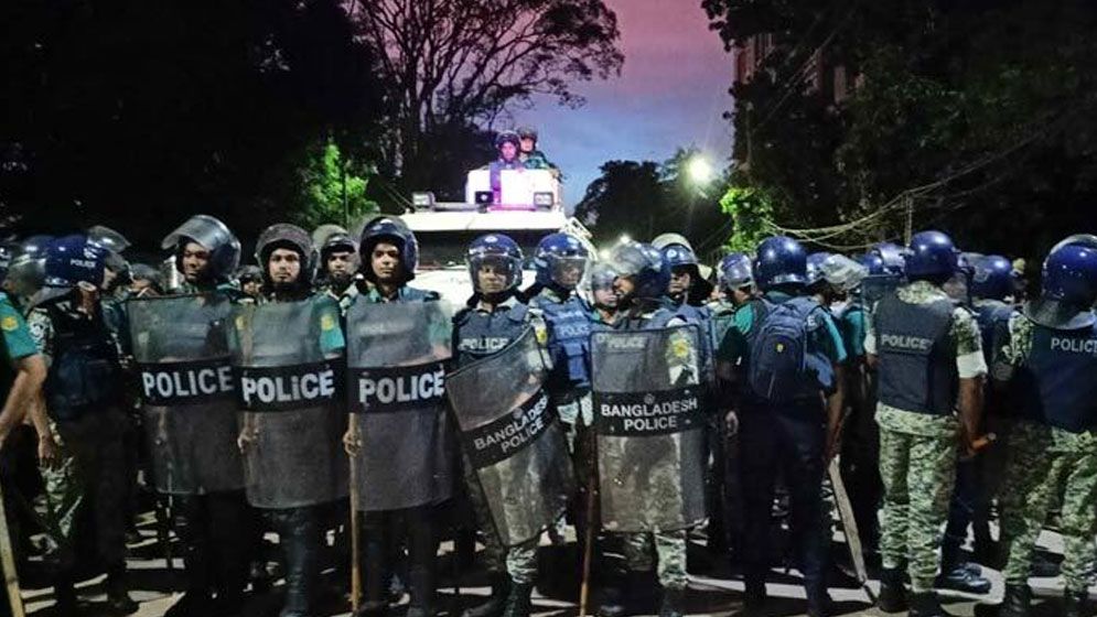 আন্দোলনকারীদের সরাতে অ্যাকশনে পুলিশ, টিয়ার গ্যাস নিক্ষেপ