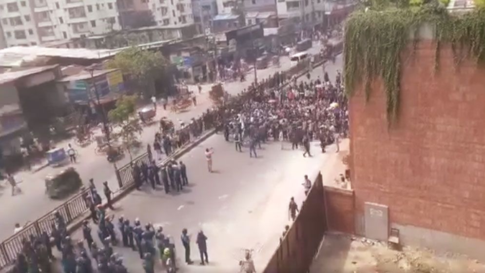 বাড্ডায় বিশ্ববিদ্যালয়ের ভেতরে পুলিশ, বাইরে আন্দোলনকারীদের ভাঙচুর