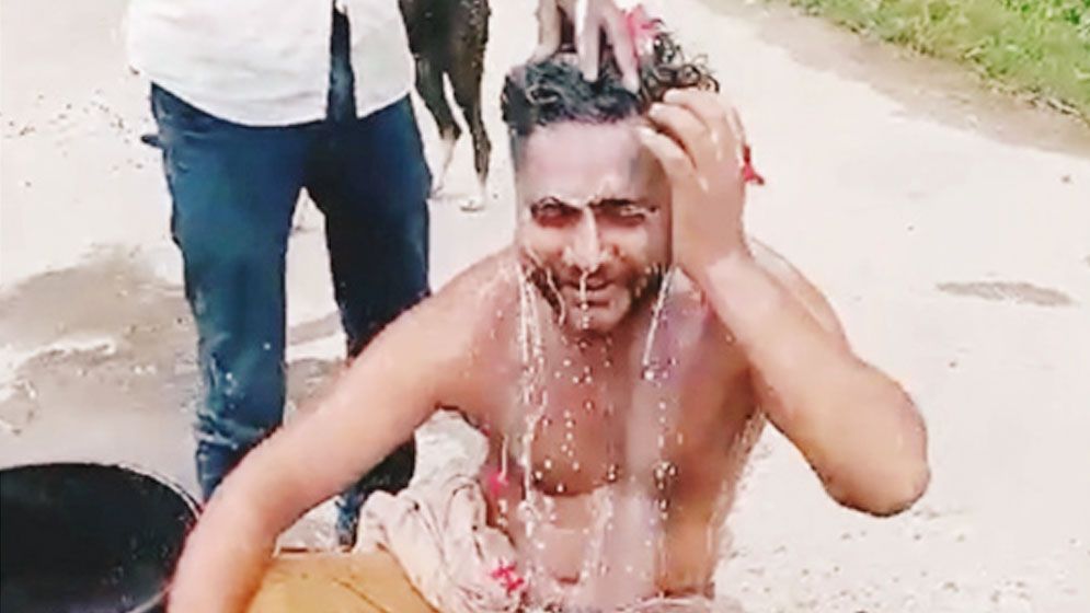 ৩ সন্তানের মাকে পরকীয়া প্রেমিকের সঙ্গে বিয়ে দিয়ে দুধ দিয়ে গোসল স্বামীর
