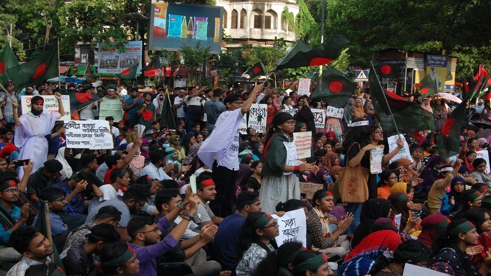 সড়ক-মহাসড়কে শিক্ষার্থীদের ‘বাংলা ব্লকেড’, দুর্ভোগে মানুষ
