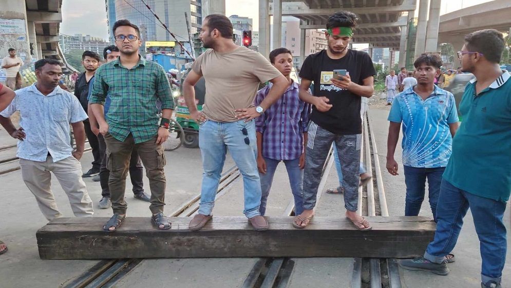 সড়ক-মহাসড়কে শিক্ষার্থীদের ‘বাংলা ব্লকেড’, দুর্ভোগে মানুষ