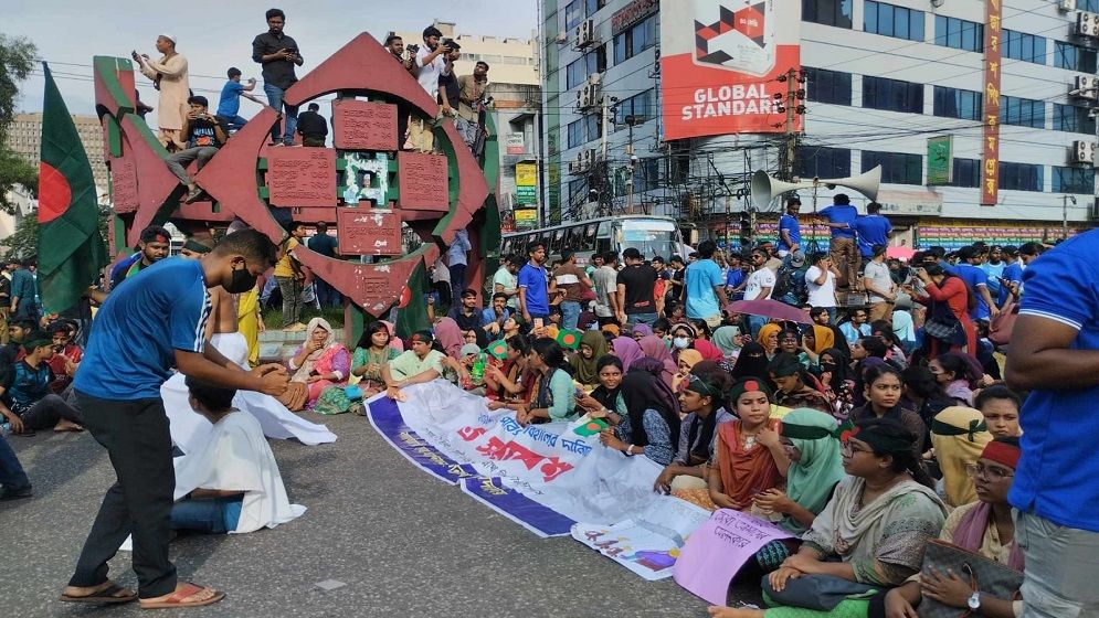 সড়ক-মহাসড়কে শিক্ষার্থীদের ‘বাংলা ব্লকেড’, দুর্ভোগে মানুষ