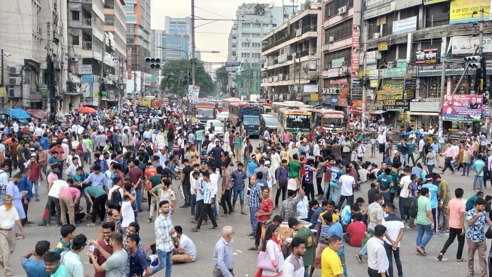 সড়ক-মহাসড়কে শিক্ষার্থীদের ‘বাংলা ব্লকেড’, দুর্ভোগে মানুষ