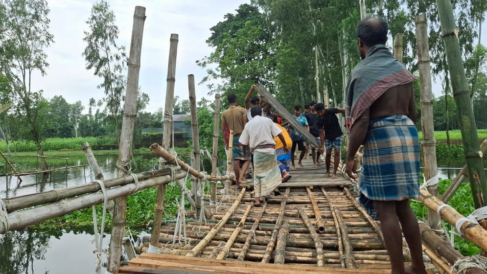 রৌমারীতে ভাঙ্গা সাঁকোর উপর সন্তান প্রসব