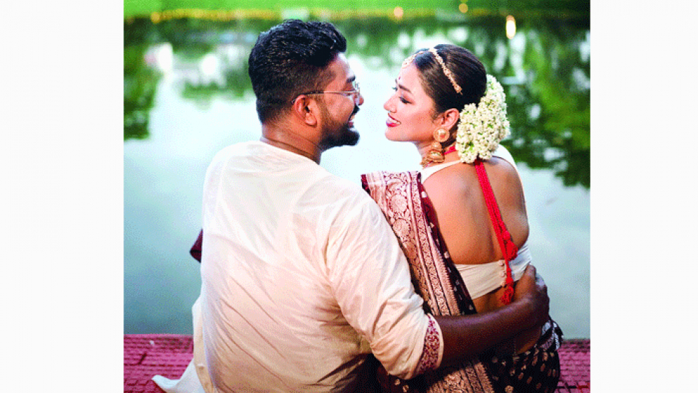 যেমন সাজলেন শোভন-সোহিনী