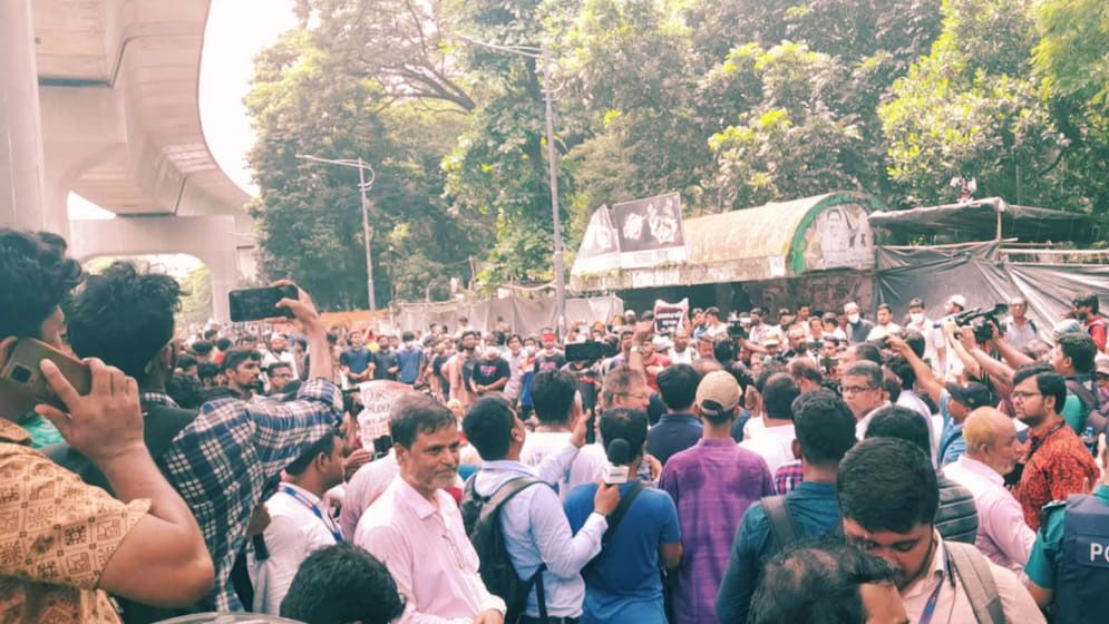 পুলিশের লাঞ্ছনা-আঘাতের শিকার ঢাবির নারী শিক্ষক: ইন্টারনেটে সমালোচনার ঝড়  