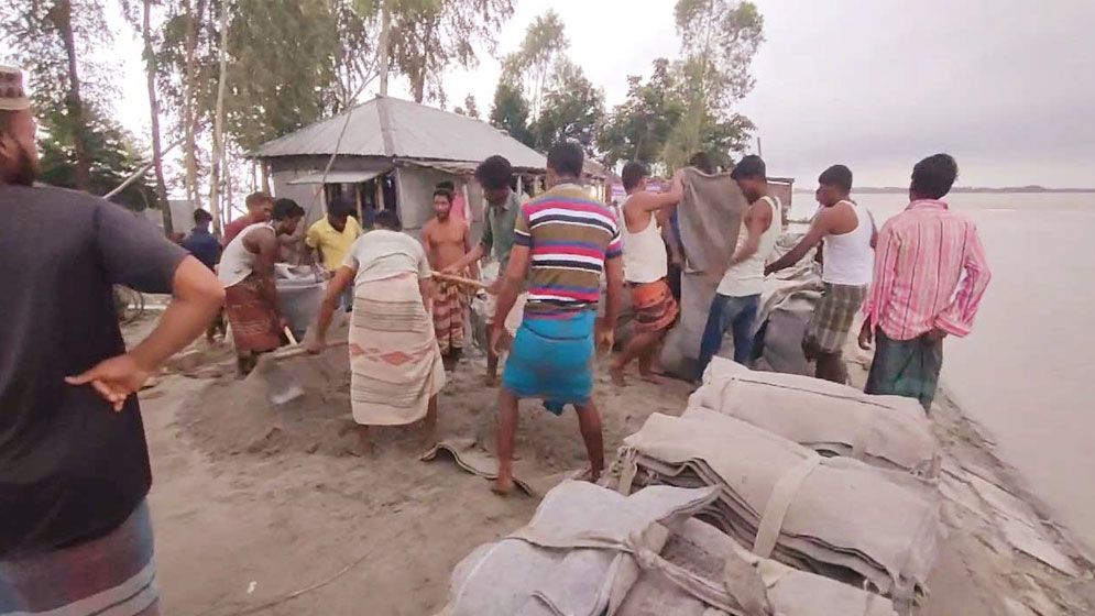 তিস্তায় বন্যা নিয়ন্ত্রণ বাঁধে ধস, নদীর গতিপথ পরিবর্তনের শঙ্কা