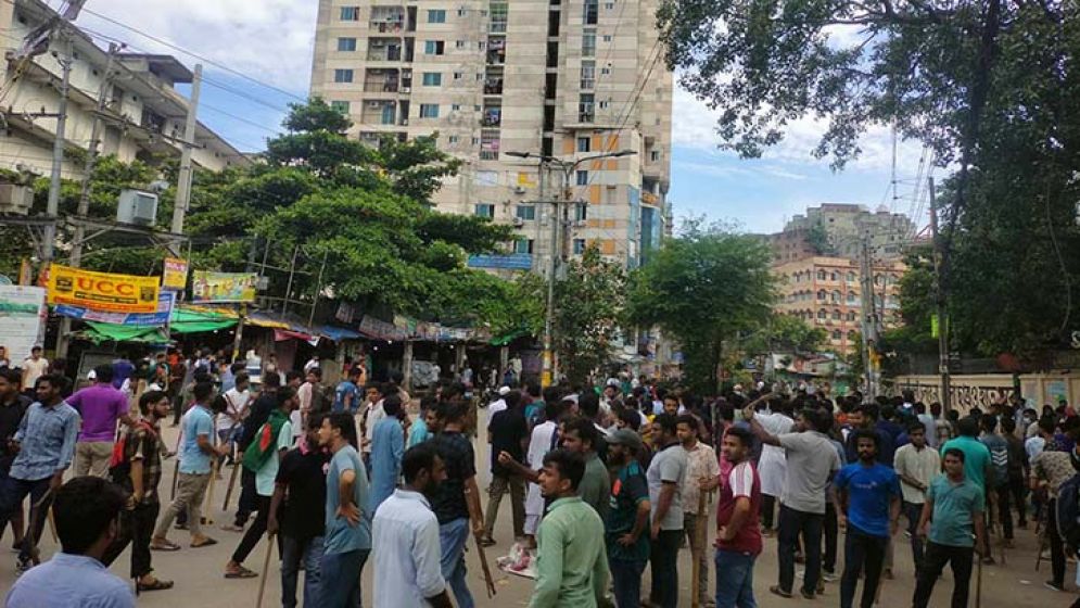 সদরঘাট এলাকার নিয়ন্ত্রণে জবি শিক্ষার্থীরা, সন্দেহ হলেই তল্লাশি-জেরা