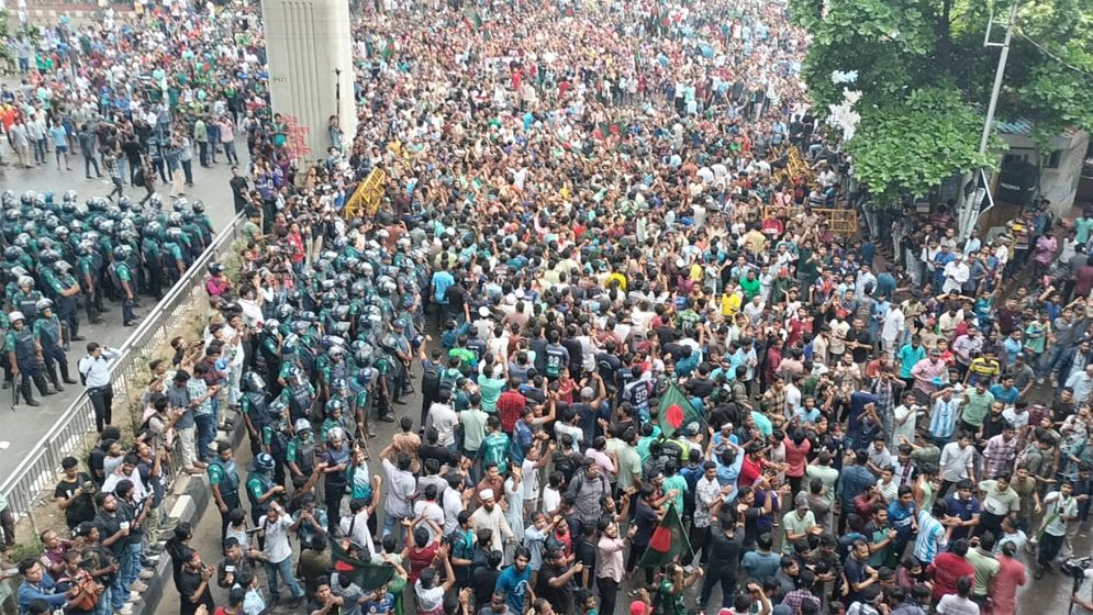পুলিশের ব্যারিকেড ভেঙে শাহবাগে কোটা সংস্কার আন্দোলনকারীরা