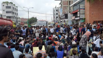 এবার ব্র্যাক বিশ্ববিদ্যালয় শিক্ষার্থীদের সড়ক অবরোধ