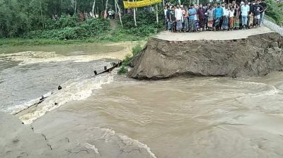 দেওয়ানগঞ্জ-সানন্দবাড়ী সড়ক নদী গর্ভে বিলিন, যান চলাচল বন্ধ