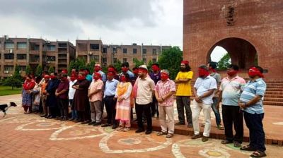 মুখে লাল কাপড় বেঁধে জাবি শিক্ষকদের প্রতিবাদ মিছিল