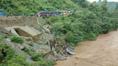 নেপালে ভূমিধসে নদীতে দুই বাস, নিখোঁজ ৬৩