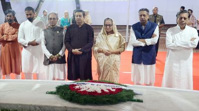 টুঙ্গিপাড়ায় বঙ্গবন্ধুর সমাধিতে প্রধানমন্ত্রীর শ্রদ্ধা