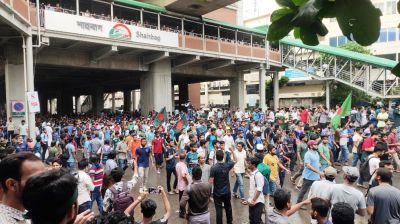 শাহবাগ মোড়ে শিক্ষার্থীদের 'বাংলা ব্লকেড'  