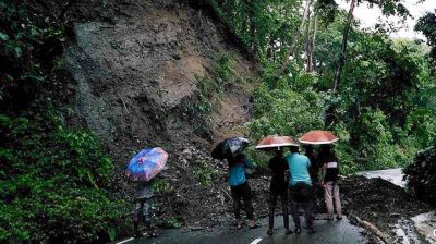 আলুটিলায় পাহাড় ধসে যোগাযোগ বিচ্ছিন্ন 