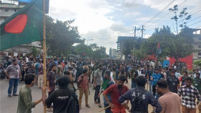 রাজধানী ঢাকার সঙ্গে সারাদেশের সড়ক-রেল যোগাযোগ বন্ধ