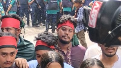  বঙ্গভবনে স্মারকলিপি নিয়ে শিক্ষার্থীদের প্রতিনিধি দল