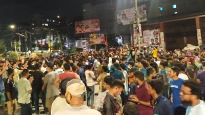 মধ্যরাতে জবি শিক্ষার্থীদের তাঁতিবাজার অবরোধ 