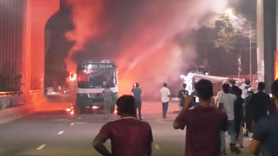 রাজধানীতে দুই বাসে আগুন