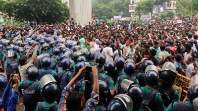 উত্তাল শাহবাগ, শিক্ষার্থীদের শান্ত করার চেষ্টায় পুলিশ