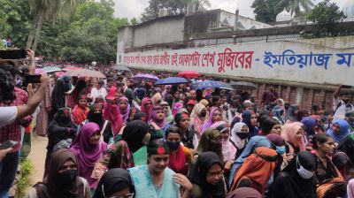 বঙ্গভবন অভিমুখে আন্দোলনকারীদের গণপদযাত্রা শুরু 