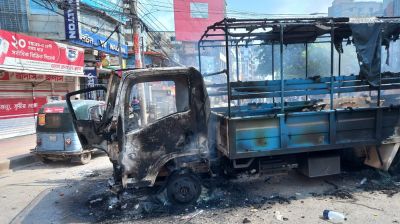 পুলিশের গাড়ি পুড়িয়ে দিল শিক্ষার্থীরা 