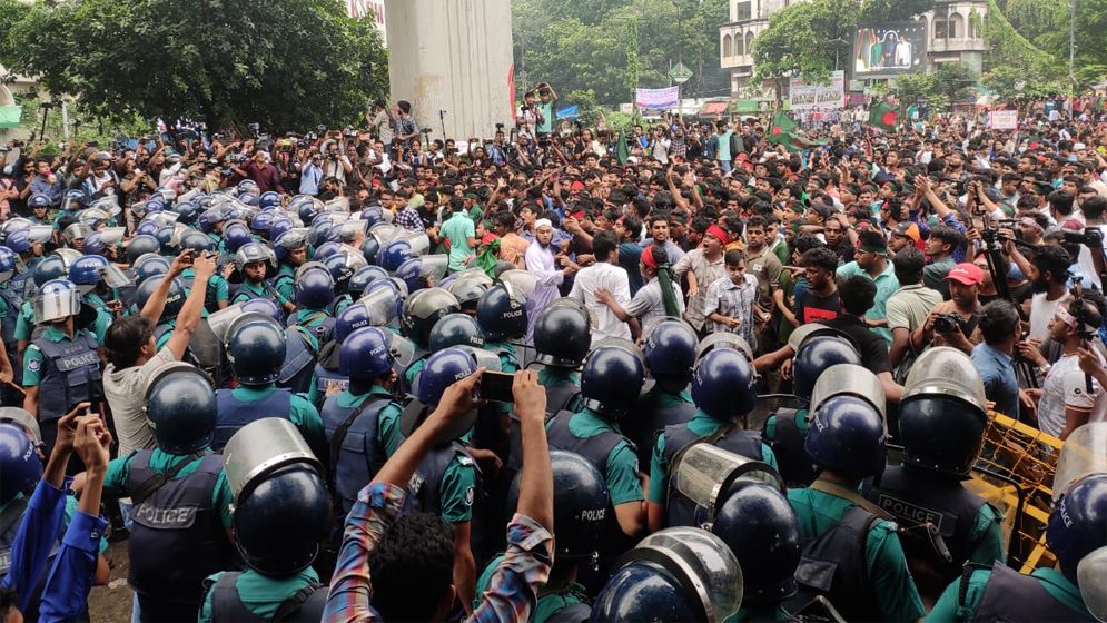 উত্তাল শাহবাগ, শিক্ষার্থীদের শান্ত করার চেষ্টায় পুলিশ