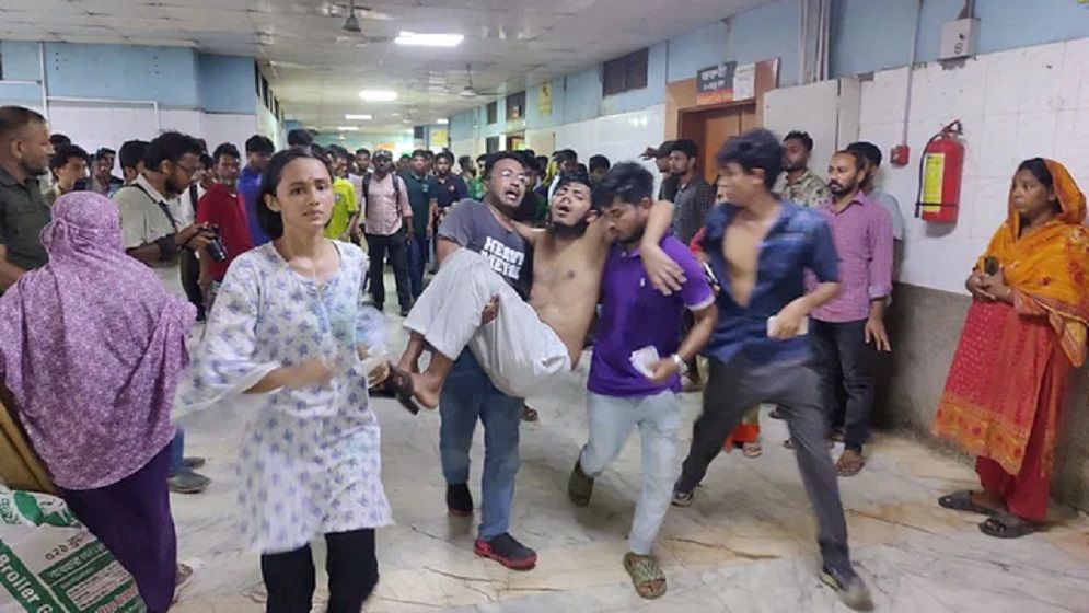 ঢাকা মেডিকেল কলেজ হাসাপাতালে ছাত্রলীগ-আন্দোলনকারীদের সংঘর্ষ