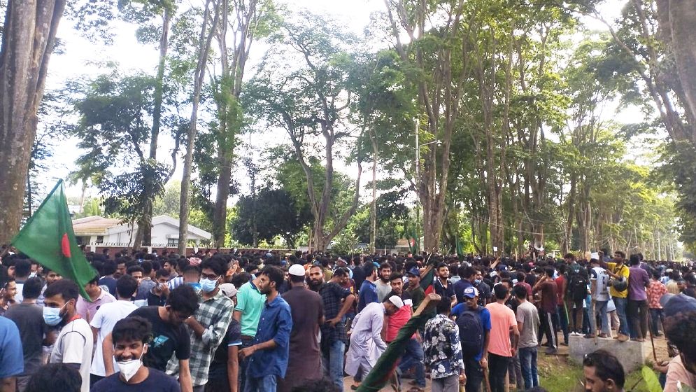 রাবিতে আন্দোলনকারীদের বিক্ষোভ, বঙ্গবন্ধু হলে ভাঙচুর, বাইকে আগুন