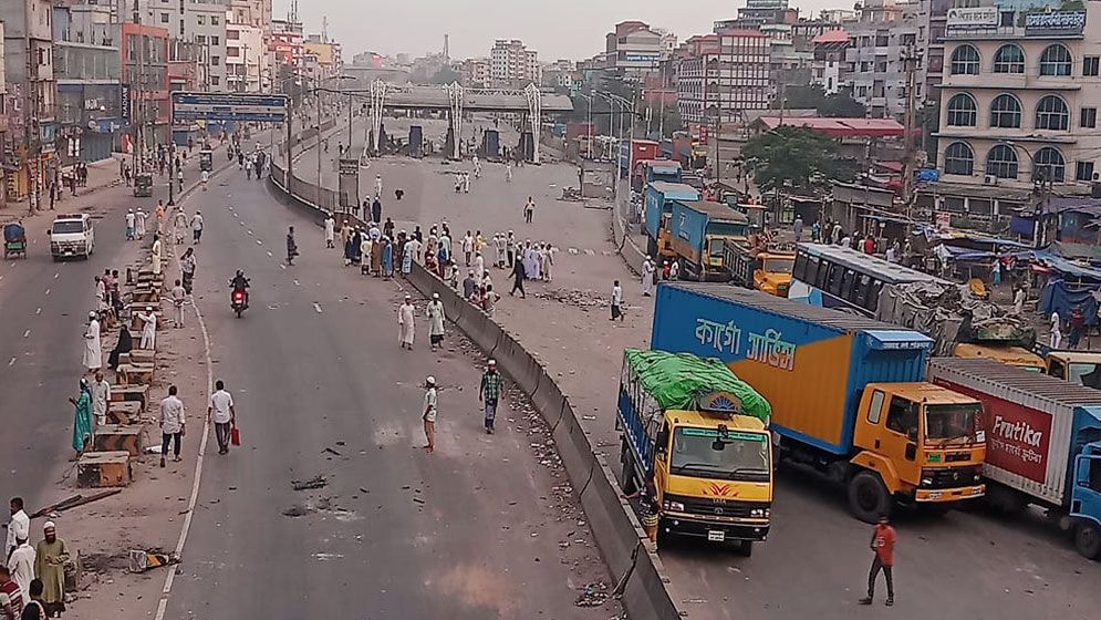রাজধানীতে যান চলাচল বন্ধ, দুর্ভোগ