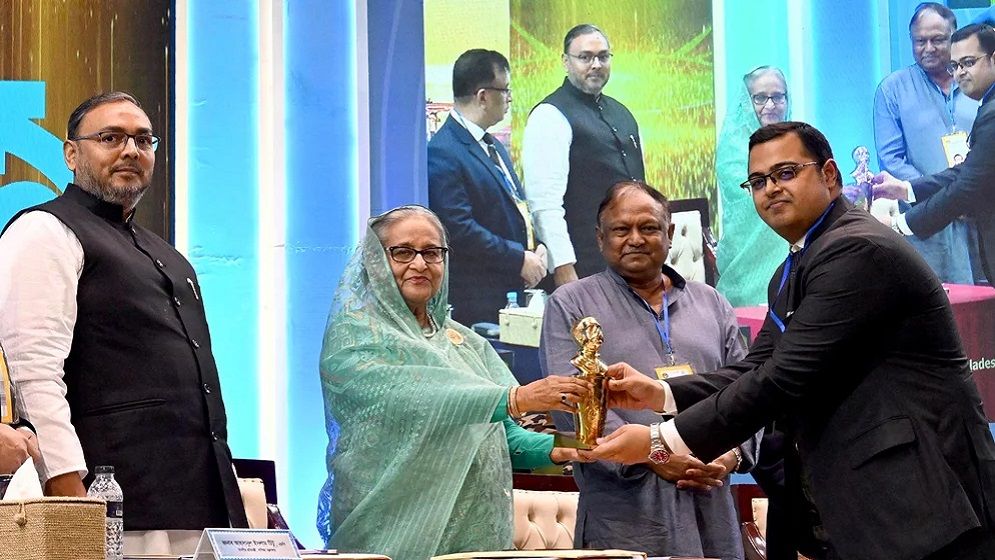 বঙ্গবন্ধু শেখ মুজিব রপ্তানি ট্রফি পেল রিফাত গার্মেন্টস
