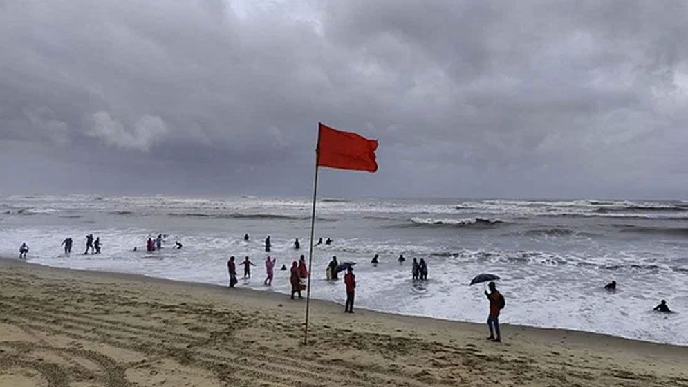 চার সমুদ্রবন্দরে ৩ নম্বর সতর্ক সংকেত