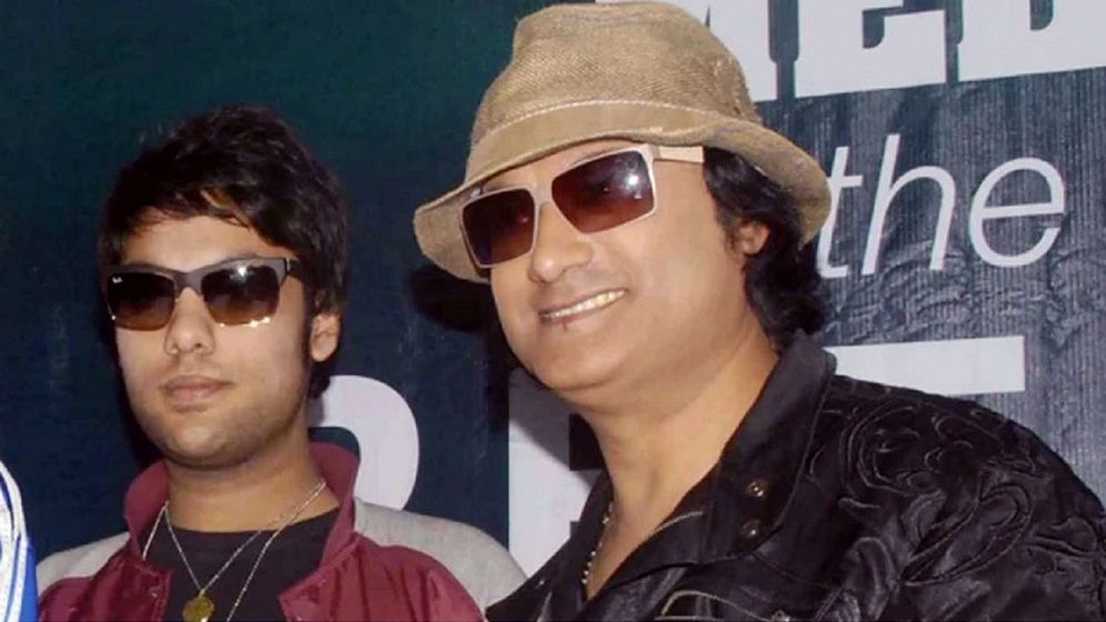 বাবার মৃত্যুতে ভেঙে পড়েছেন ছেলে
