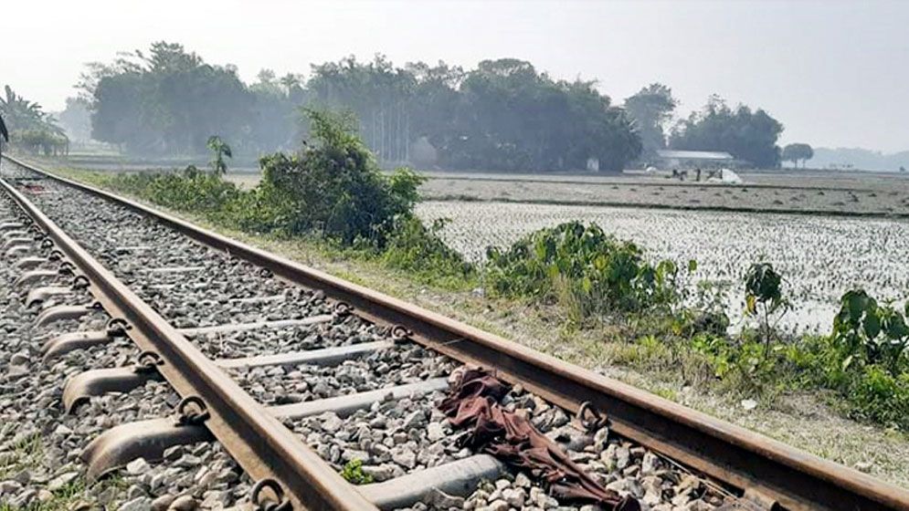 এক মেয়েকে বাঁচাতে গিয়ে ট্রেনে কাটা পড়ে মা ও মেয়ের মৃত্যু