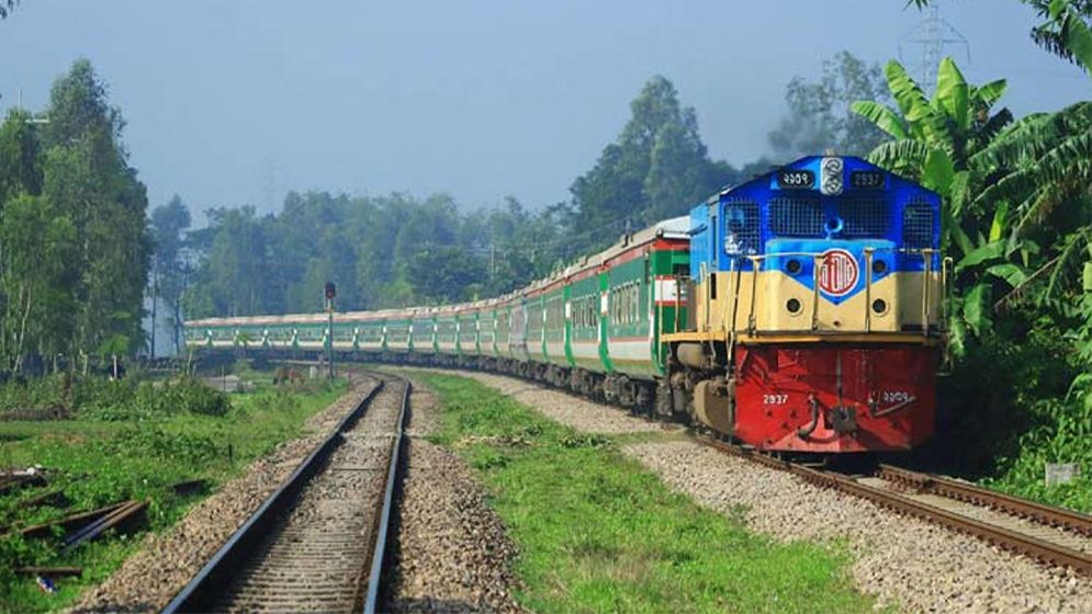 সাড়ে ৫ ঘণ্টা বন্ধ থাকার পর ট্রেন চলাচল স্বাভাবিক
