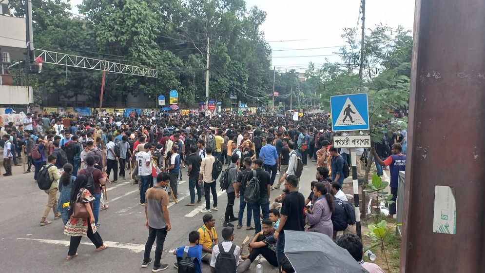 কোটা আন্দোলনে উত্তাল রাজধানী, দুর্ভোগে মানুষ