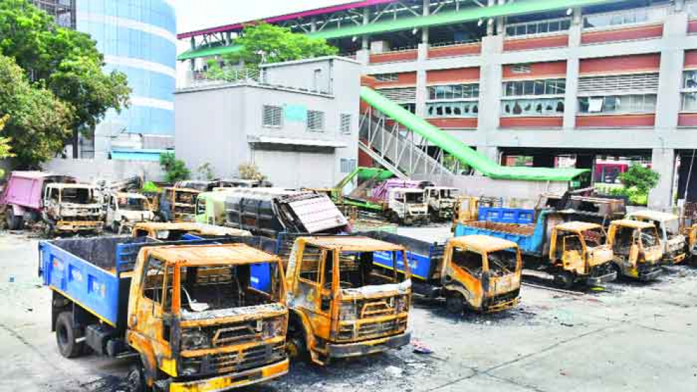 জামায়াত-শিবিরের তাণ্ডব: ভস্মীভূত গাড়িগুলো যেন কঙ্কাল