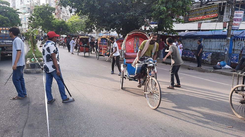 ট্রাফিক নিয়ন্ত্রণে শিক্ষার্থীরা