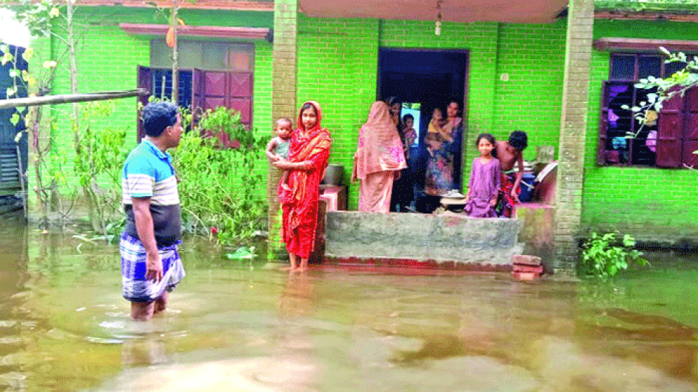 জনপদের পানি কমলেও দুর্ভোগ কমেনি মানুষের