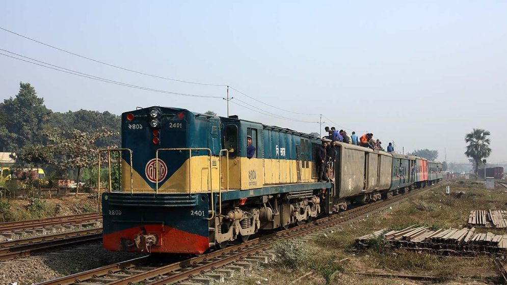 ১৪ দিন পরে ঘুরলো ট্রেনের চাকা 