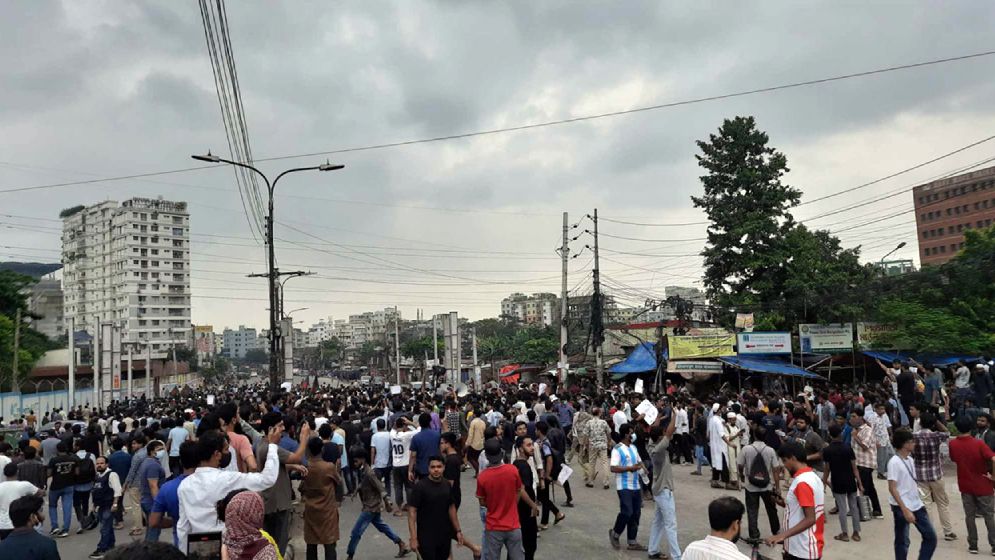 শিক্ষার্থীদের দখলে রাজধানী, গুরুত্বপূর্ণ সব সড়ক ও যান চলাচল বন্ধ