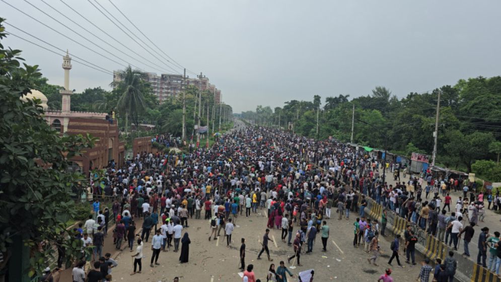শাহবাগ অভিমুখে মানুষের ঢল
